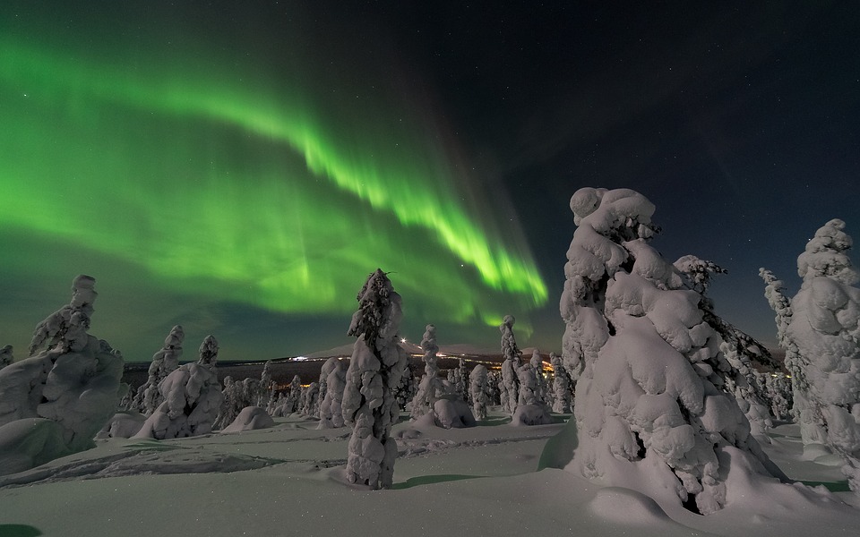 aurora-borealis-2959663_960_720.jpg