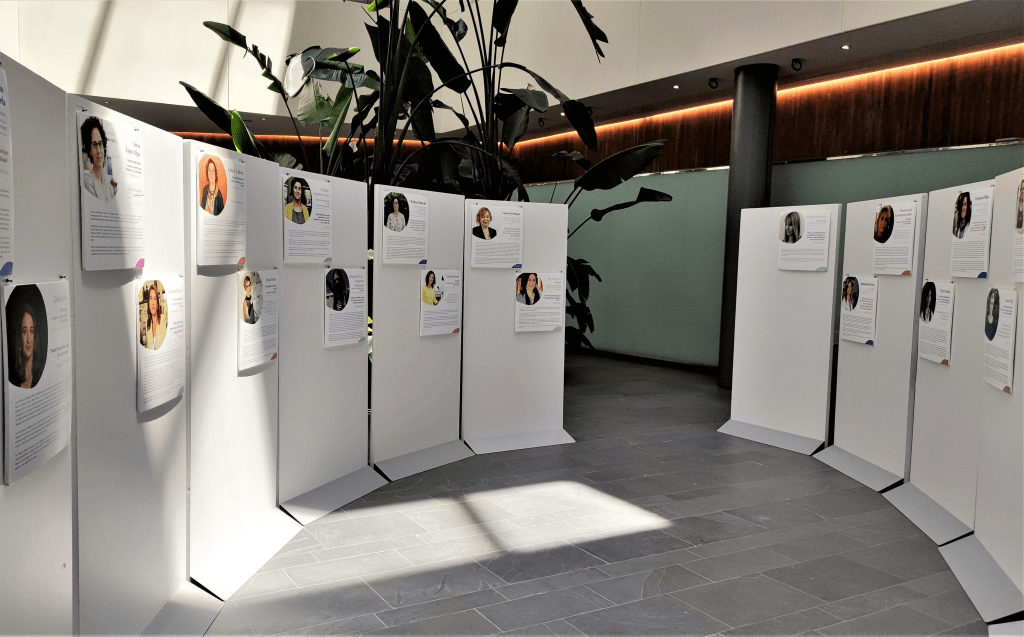 Hay muchas maneras de dar visibilidad al trabajo que realizan las mujeres dentro de la ciencia. En la Associació Catalana de Comunicació Científica creamos "Científiques Catalanes 2.0", una exposición itinerante que lleva varios años recorriendo el territorio y difundiendo el trabajo de grandes científicas contemporáneas.